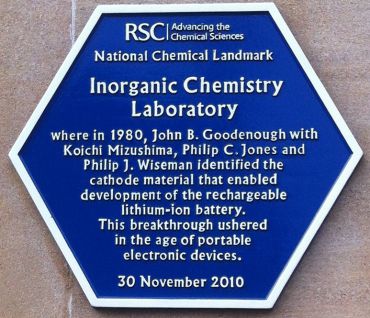 A plaque recognising the Inorganic Chemistry Laboratory in Oxford as a National Chemical Landmark