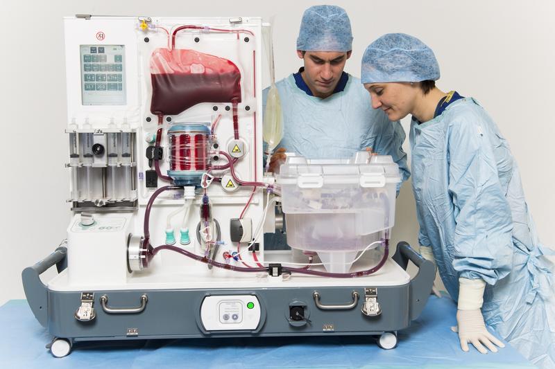 OrganOx Metra, shown with two surgeons