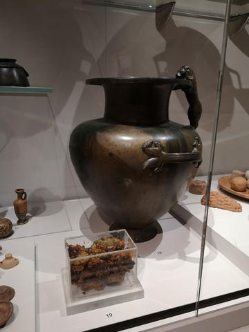 Hydria and residue on display at the Ashmolean Museum, Oxford
